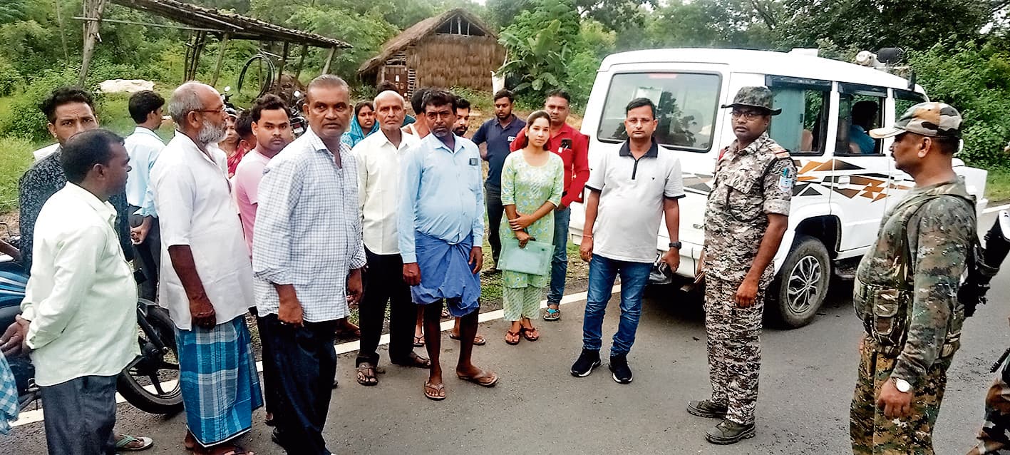 East Singhbhum News : बड़ासुसनी गांव में दखल जमीन की सीमांकन पर हंगामा