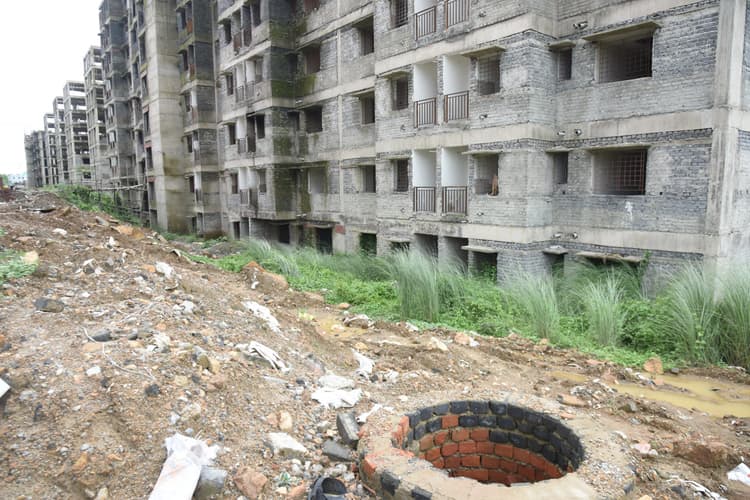 Jamshedpur News : गरीबों के आवास से खेल, छह साल बाद भी बिरसानगर पीएम आवास योजना अधूरी