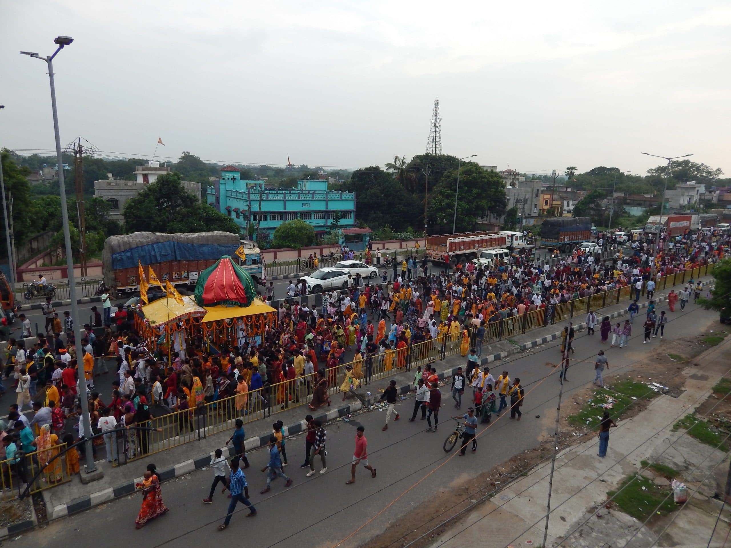 Dhanbad news : जय जगन्नाथ के जयकारे से गूंजा निरसा-चिरकुंडा, भाई-बहन के साथ मासीबाड़ी पहुंचे भगवान