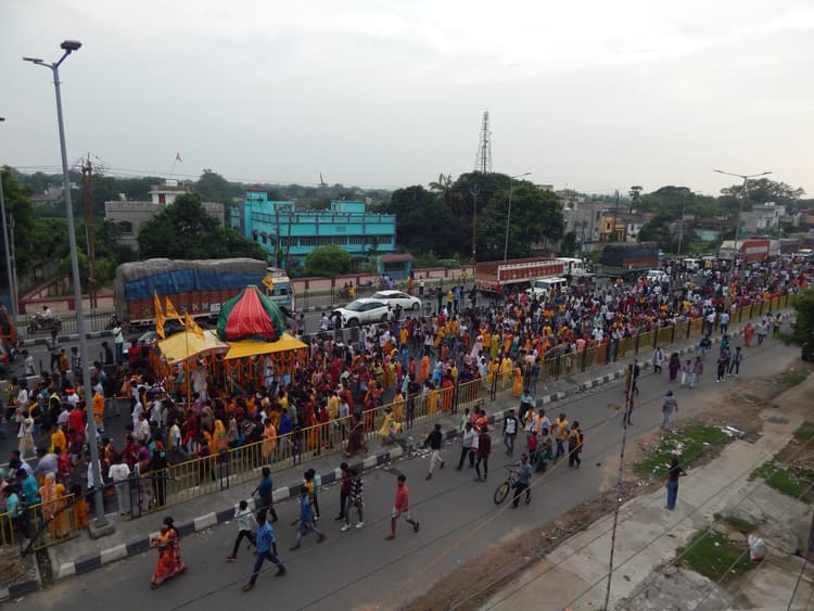 Dhanbad news : जय जगन्नाथ के जयकारे से गूंजा निरसा-चिरकुंडा, भाई-बहन के साथ मासीबाड़ी पहुंचे भगवान