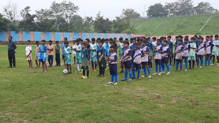 Dhanbad News: केवी मैथन में दो दिवसीय फुटबॉल प्रतियोगिता शुरू