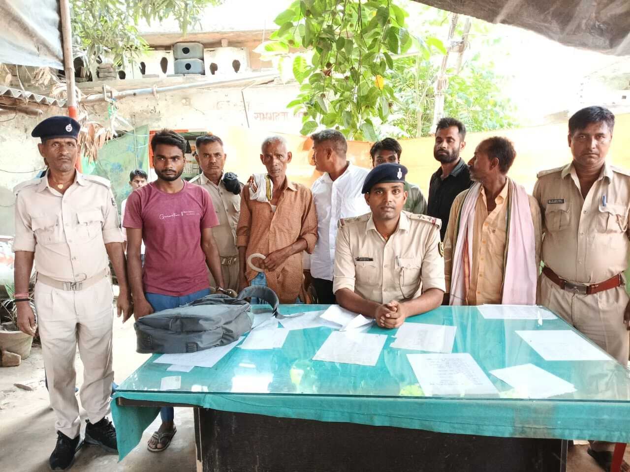 Motihari: छापेमारी में विभिन्न मामले के पांच अभियुक्त गिरफ्तार