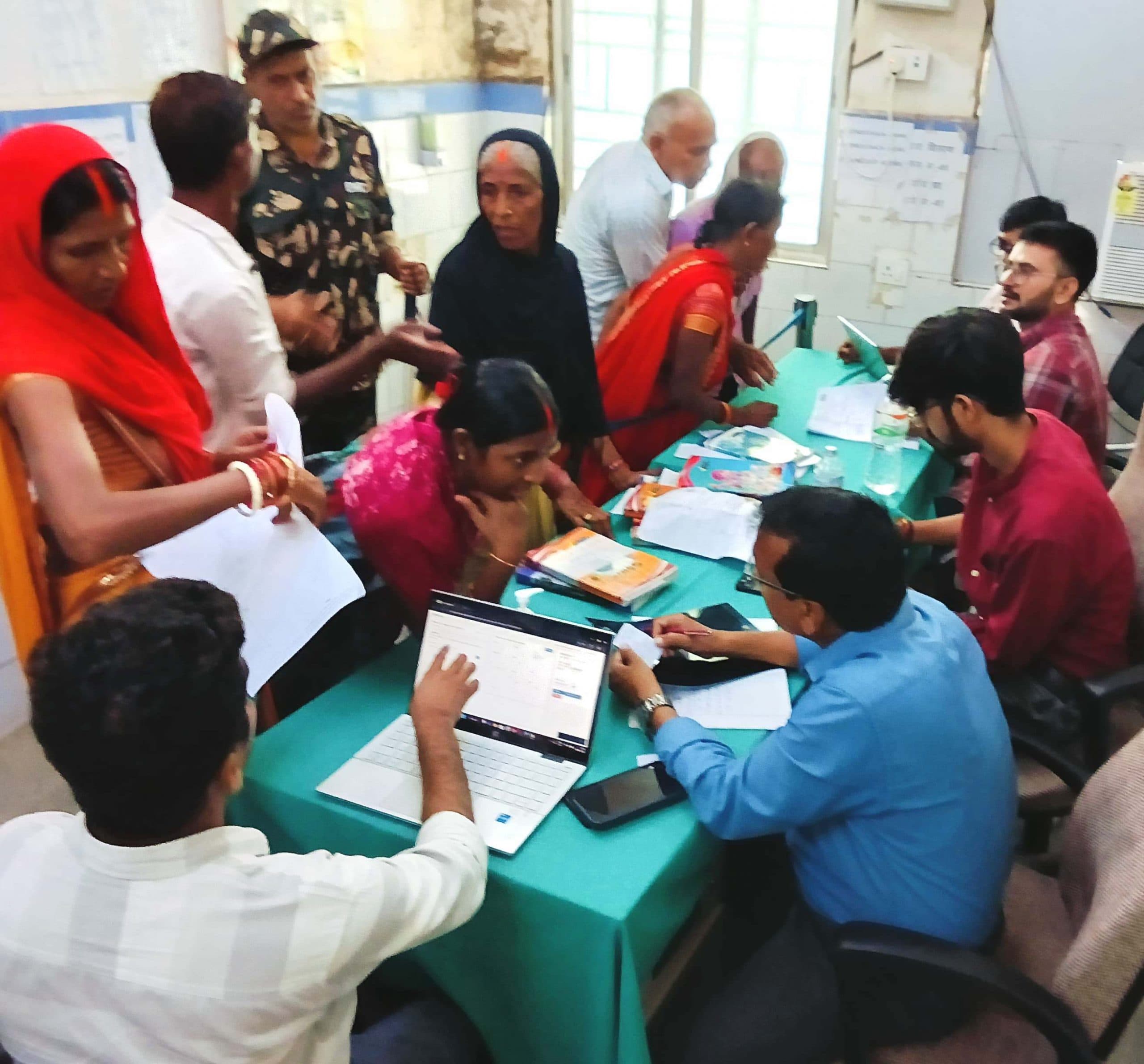 रोस्टर की अनदेखी कर रहे डॉक्टर, प्रशिक्षु के भरोसे चल रहा इलाज