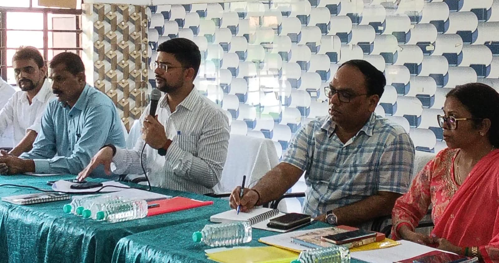 निर्वाचन आयोग के दिशा-निर्देश का अक्षरश: करें पालन : डीएम