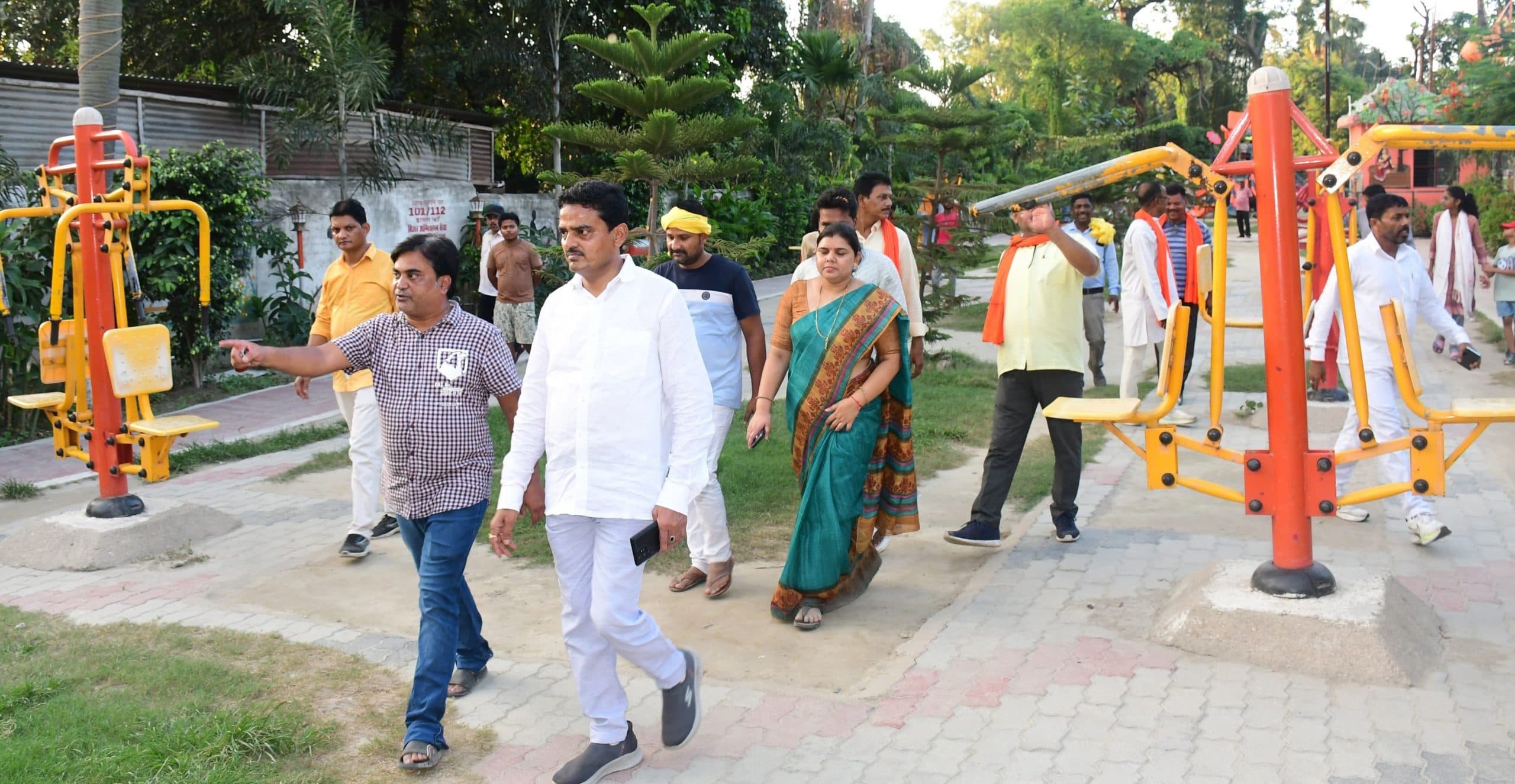 महापौर ने पार्क के झूले व व्यायाम मशीनों का किया निरीक्षण