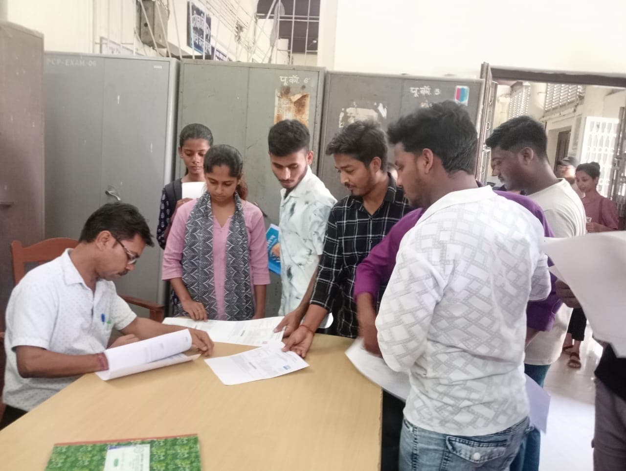 कल से यूजी फोर्थ व पीजी टू की परीक्षाएं, एडमिट कार्ड पर साइन कराने को रही होड