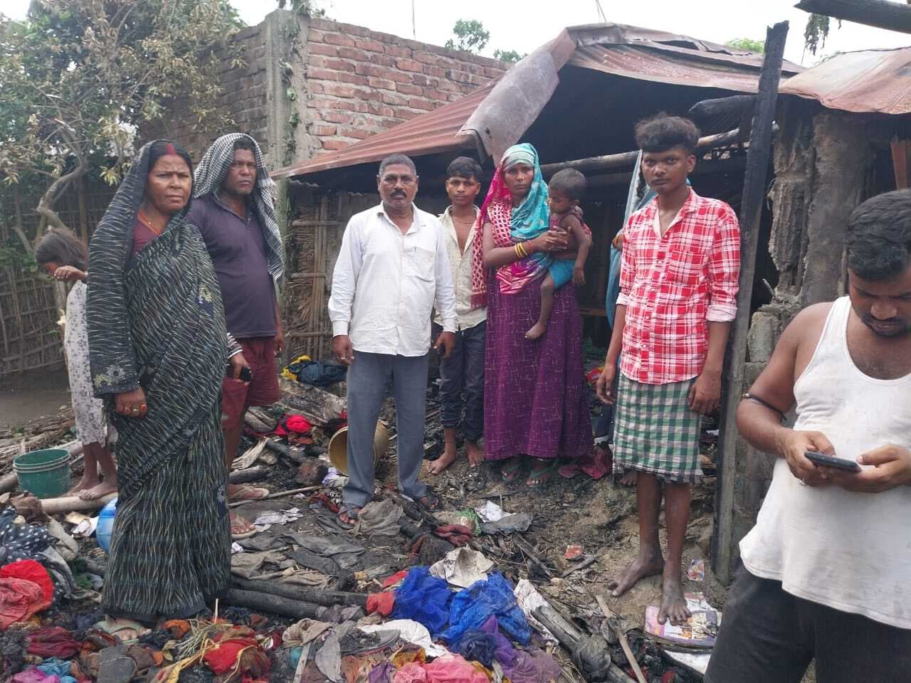 आग से दो घर जले, नगद 50 हजार समेत लाखों की क्षति