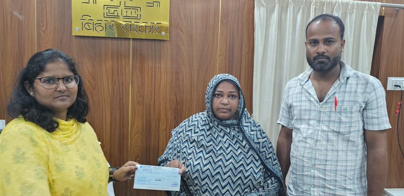 मृतक के आश्रित को सीओ ने दिया चेक