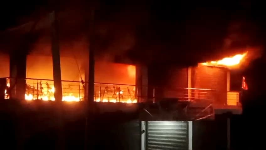 इलेक्ट्रिक शोरूम में लगी आग, लाखों का नुकसान