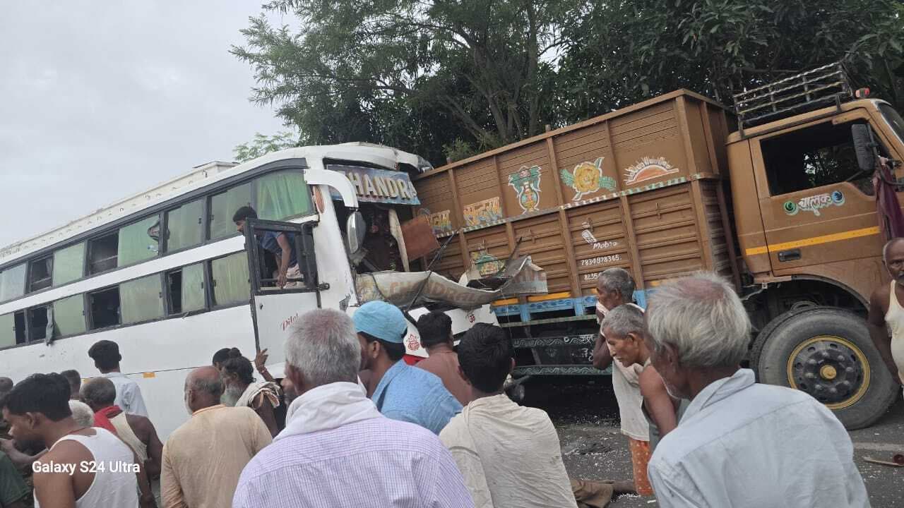 खड़े ट्रक में बस ने मारी ठोकर, कई यात्री जख्मी, सात गंभीर