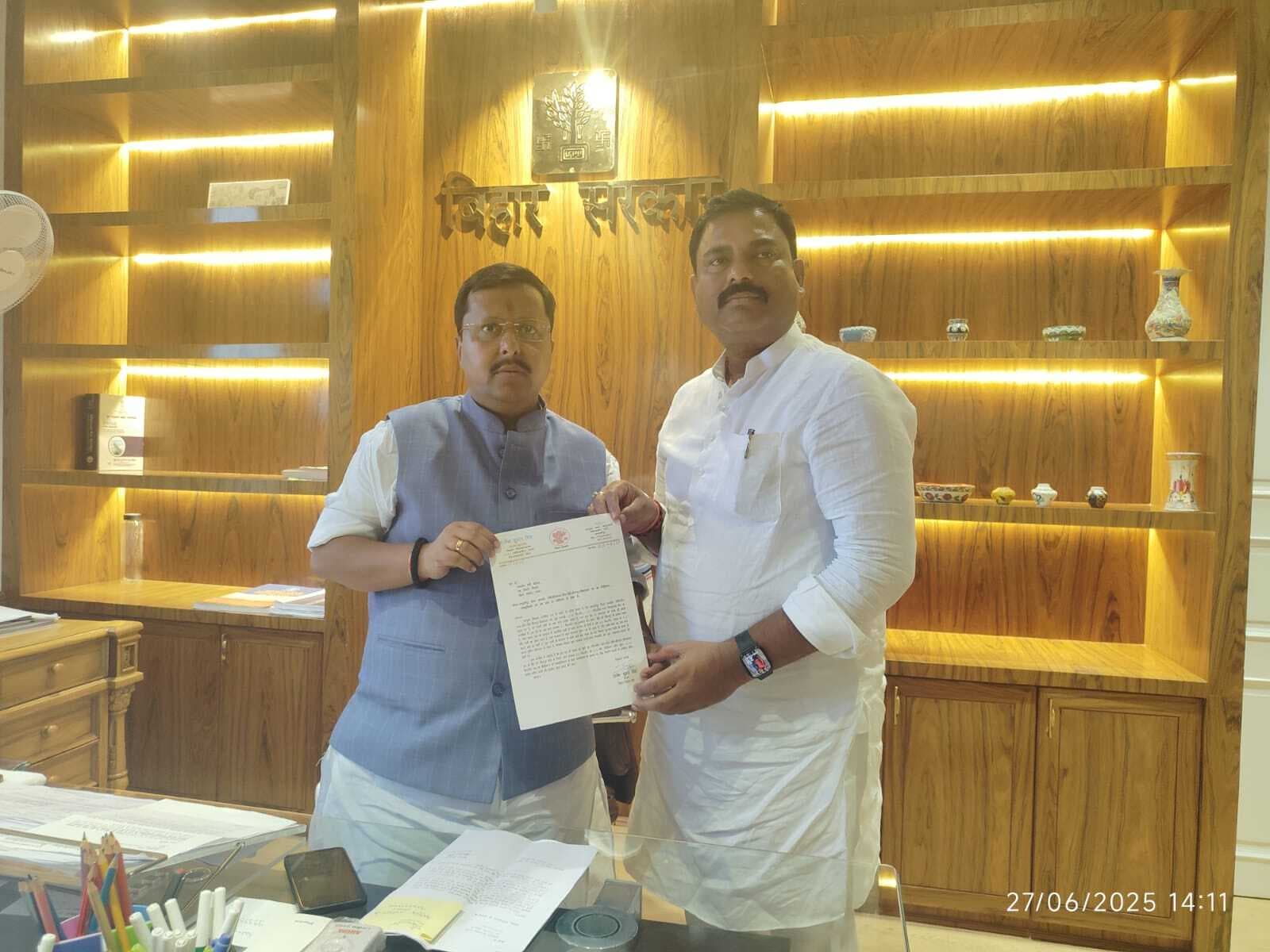 Samastipur News:विधायक ने सड़क ऊंचीकरण को लेकर सौंपा ज्ञापन