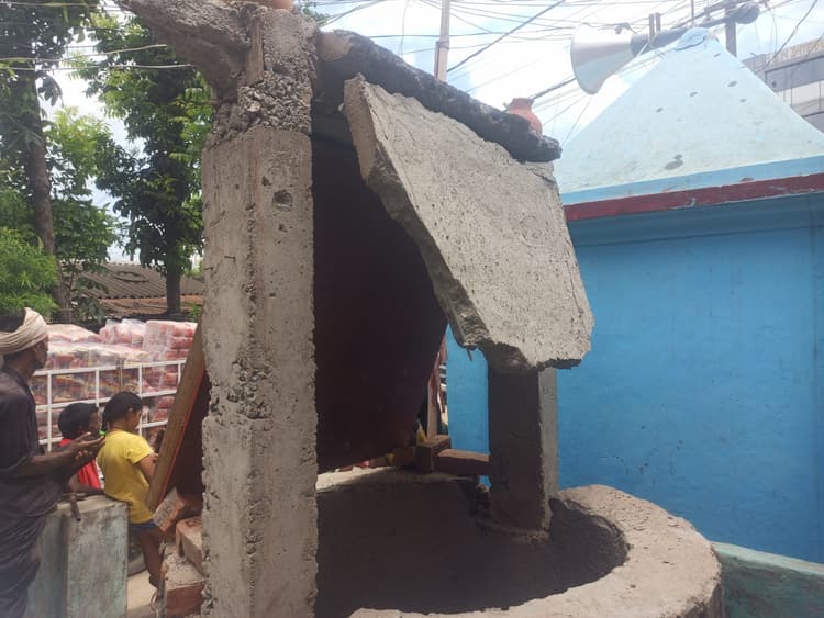 निर्माणाधीन पुराने कुएं की छत ढलाई गिरी, बाल-बाल बचे लोग