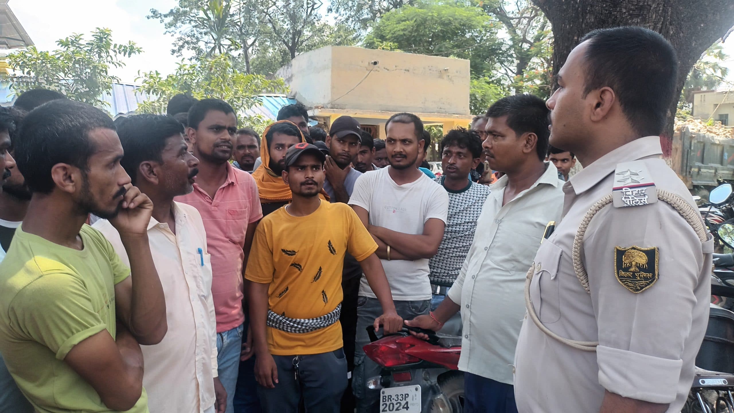 Samastipur News:महीने में दूसरी बार टेम्पो चालको ने स्टैंड संचालक के विरोध में किया हड़ताल