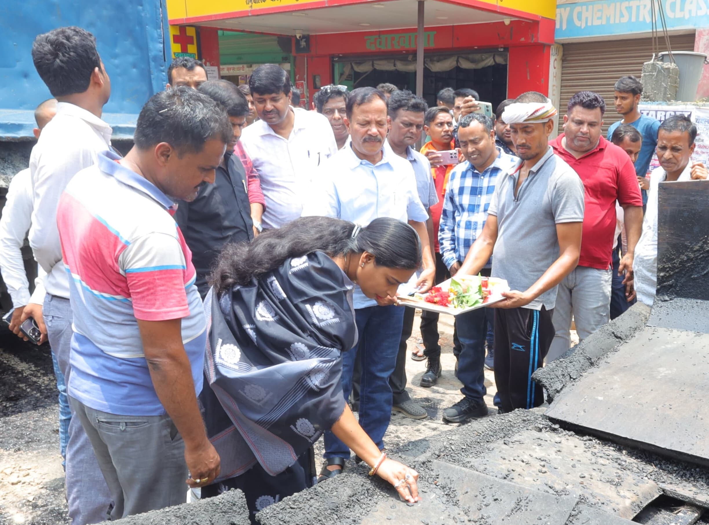 hajipur news. सड़क की पीचिंग व कालीकरण का काम शुरू