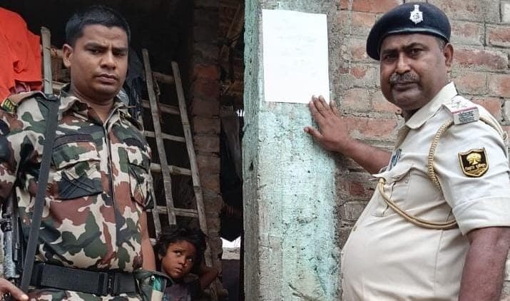 Sitamarhi : अपहरण के फरार आरोपित के घर चस्पा इश्तेहार