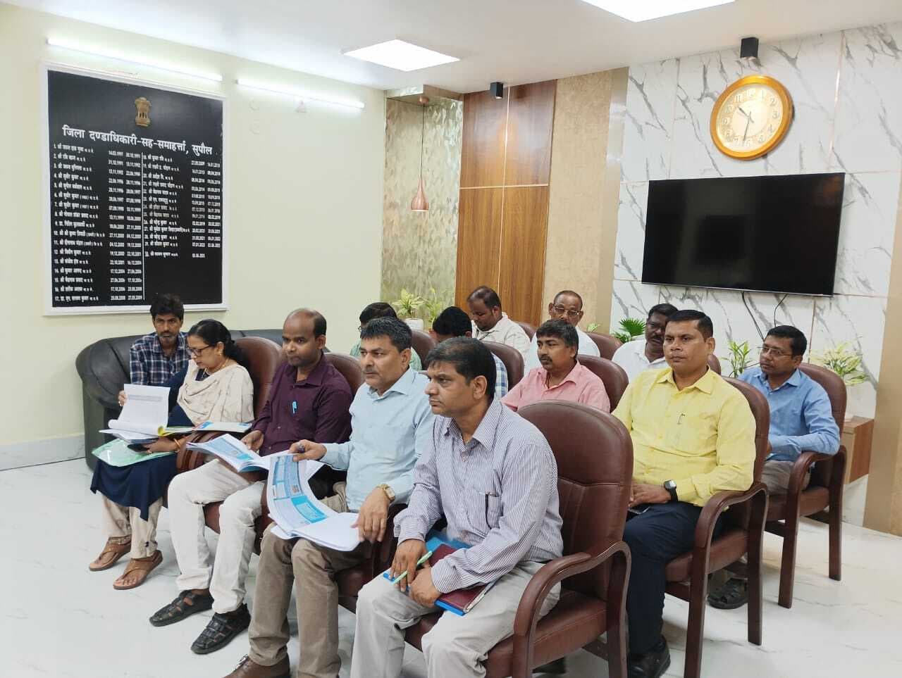 बुनियादी साक्षरता व संख्या ज्ञान से संबंधित शिक्षा विभाग की डीएम ने की समीक्षा, दिये निर्देश