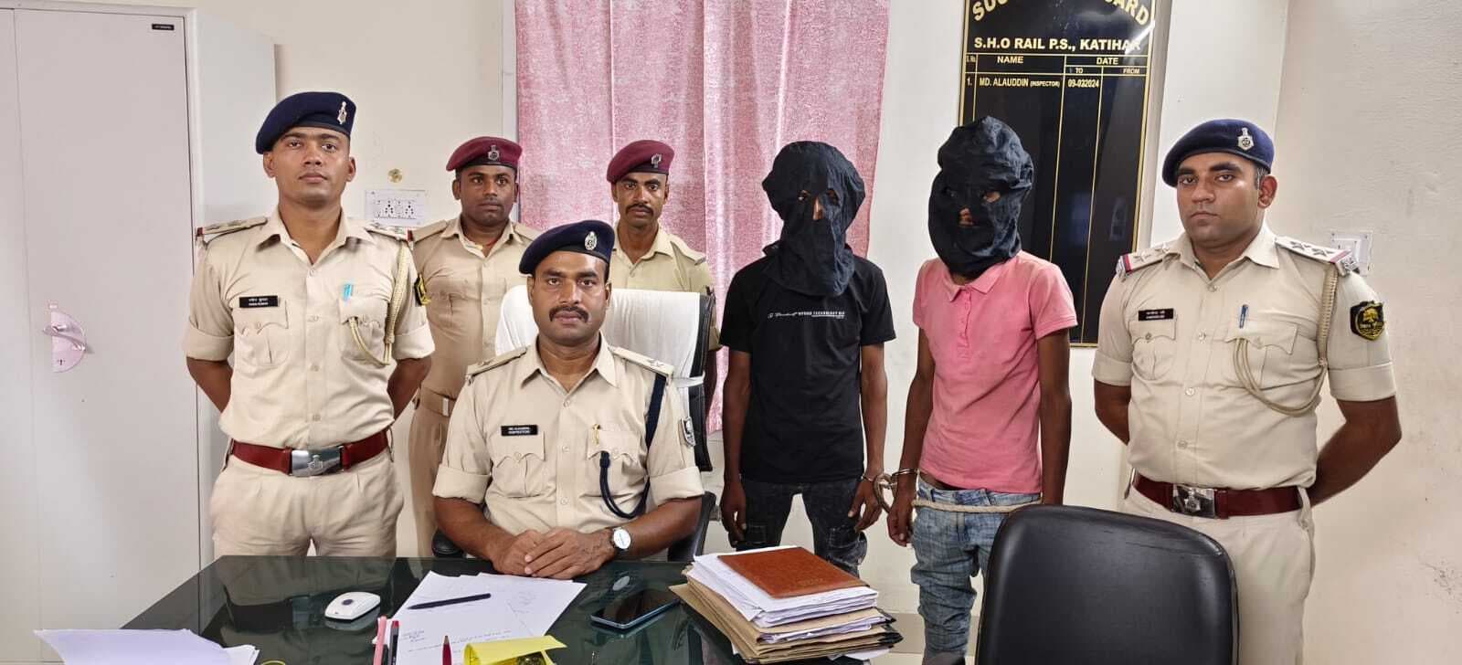 चोरी के मोबाइल के साथ दो आरोपित गिरफ्तार