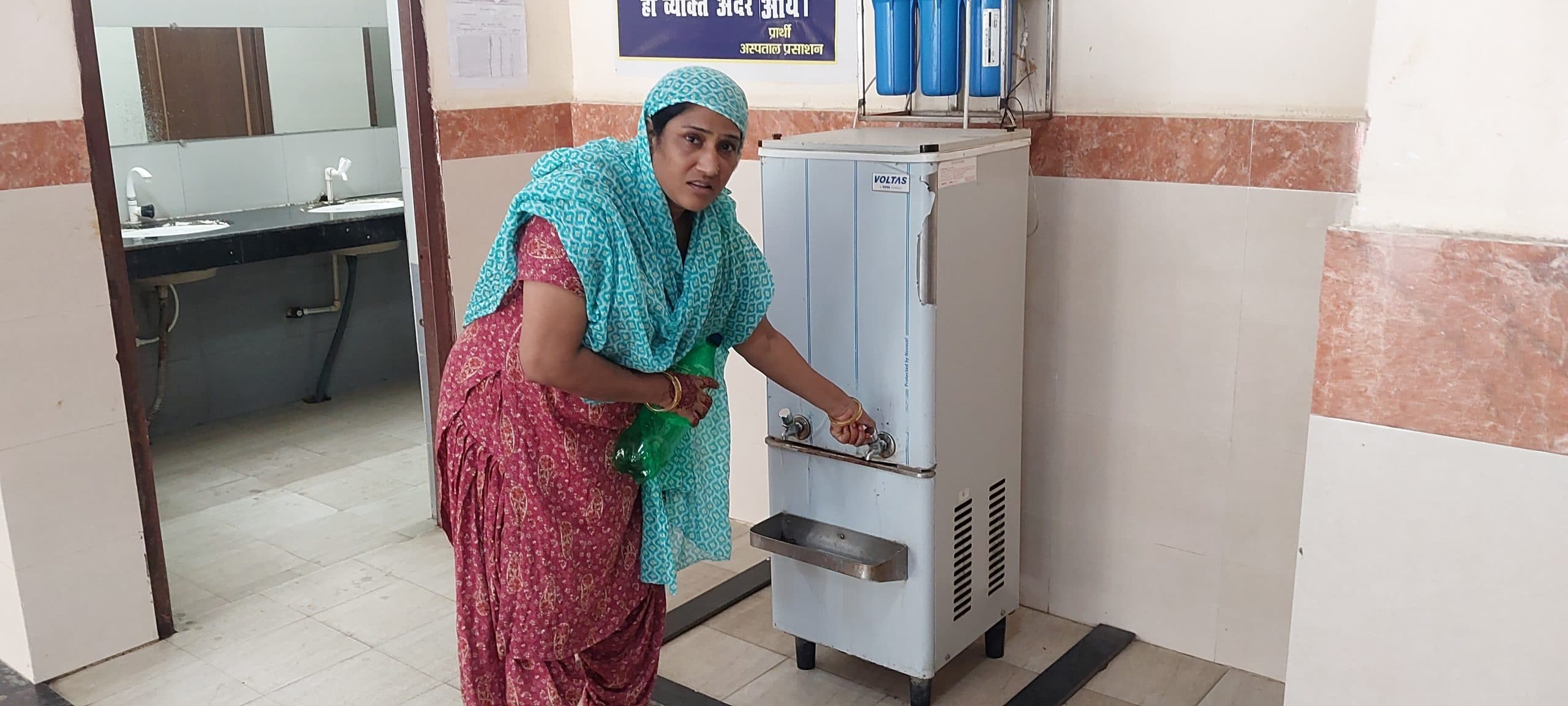 इमरजेंसी वार्ड में लगा वाटर मशीन खराब, मरीज परेशान