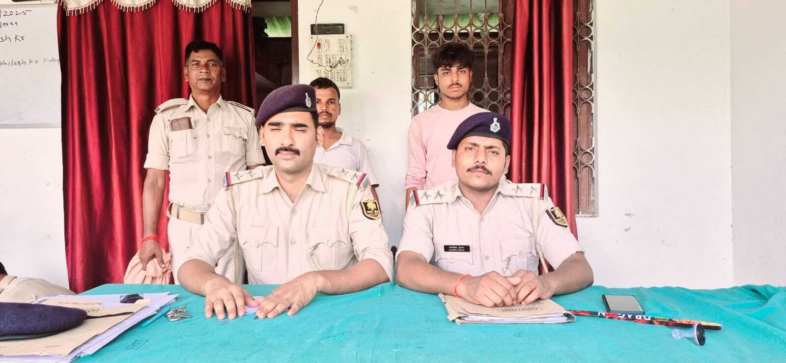 वारंटी सहित शराब के साथ दो तस्कर गिरफ्तार