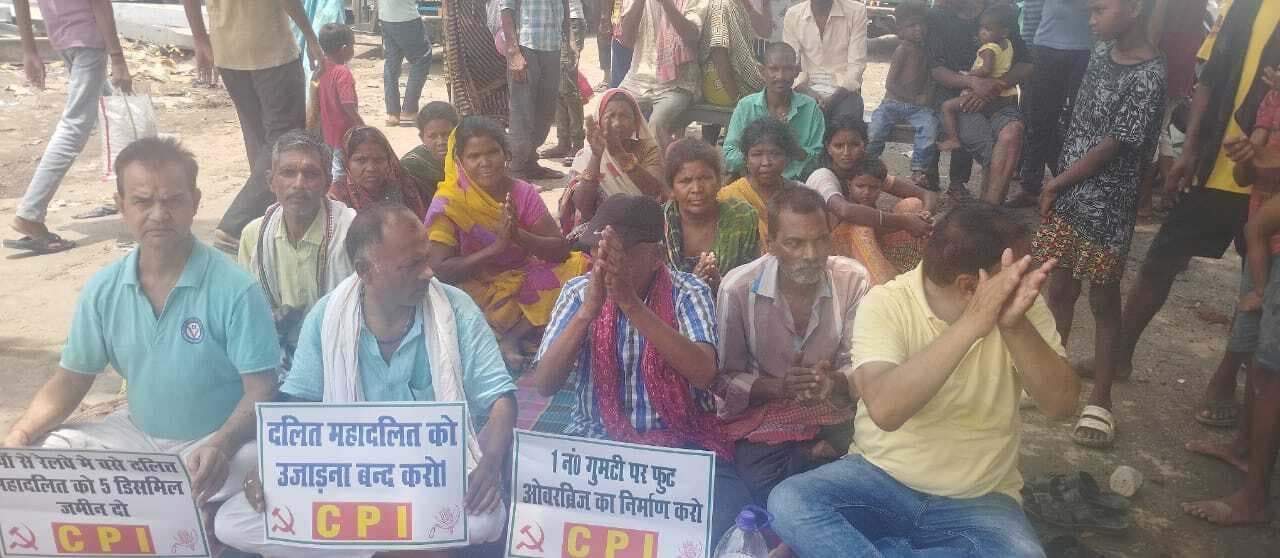 डेल्हा गुमटी बंद होने के विरोध में धरना, वैकल्पिक व्यवस्था की मांग