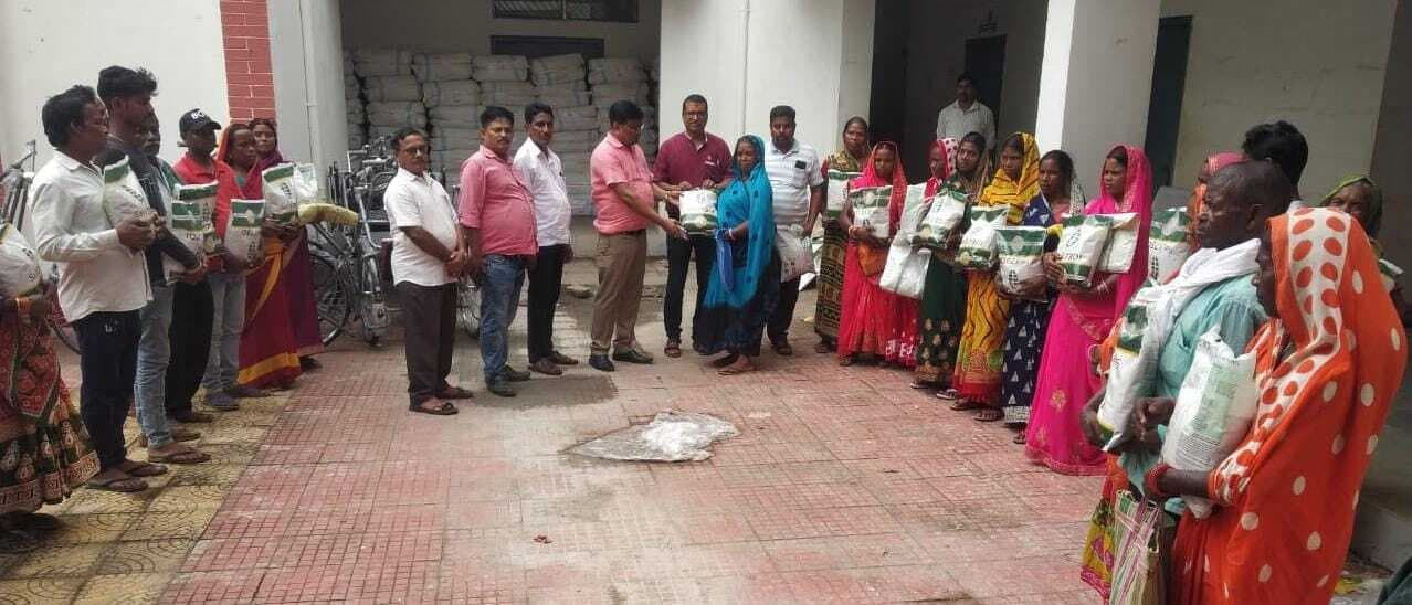 पहाड़िया लाभुकों को अरहर, धान व मडुआ का बीज मिला