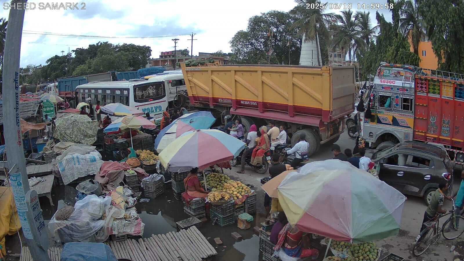 सड़क के बीचोबीच ट्रक हुआ खराब, एनएच-31 पर दो घंटे जाम