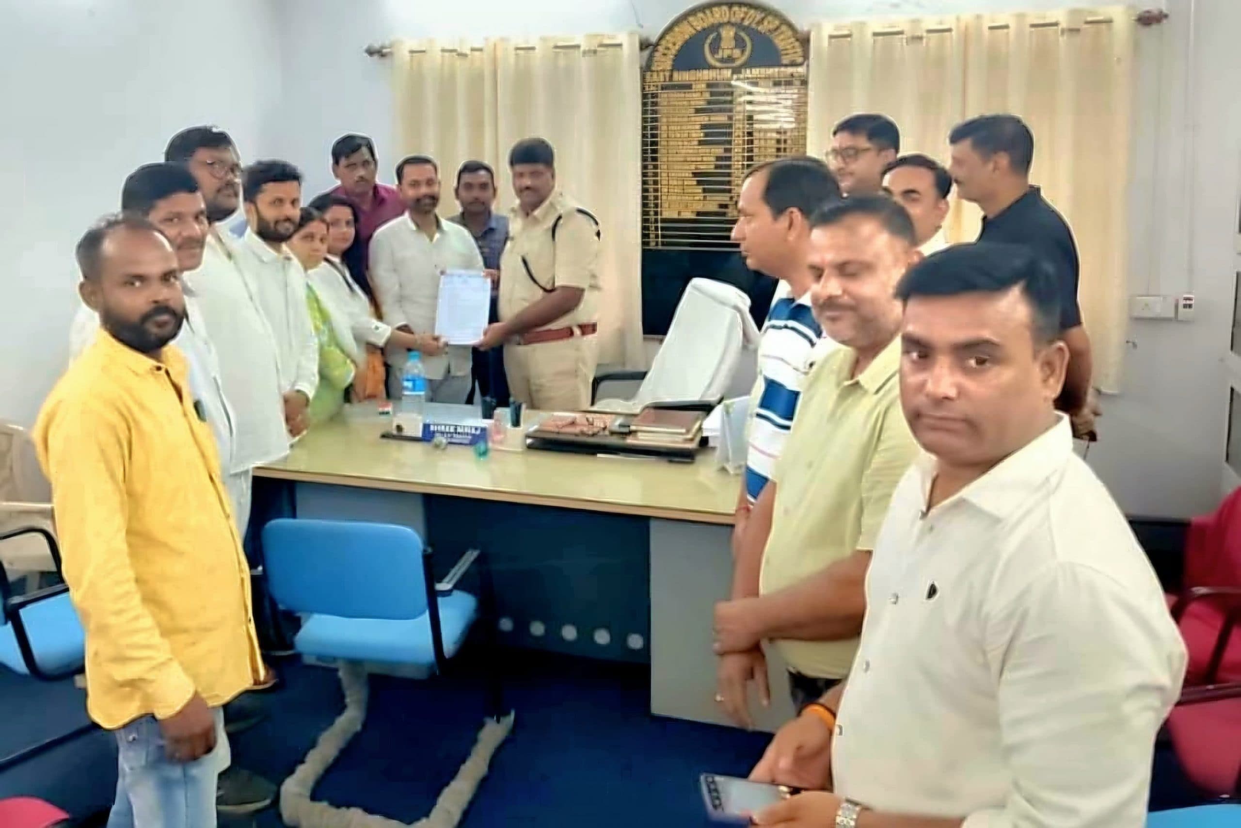 Jamshedpur news. जद (यू) जिला समिति का प्रतिनिधिमंडल यातायात डीएसपी से मिलकर यातायात समस्याओं से कराया अवगत