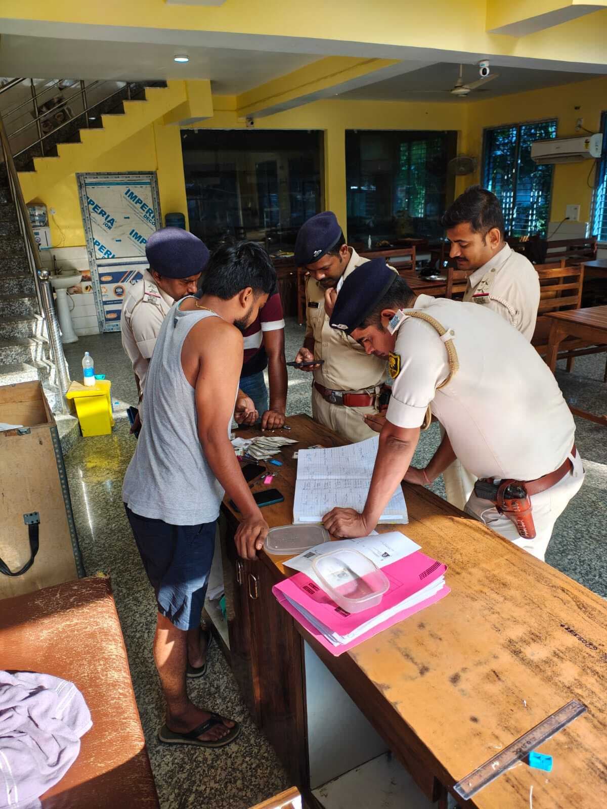 पुलिस ने शहर के होटलों में चलाया जांच अभियान