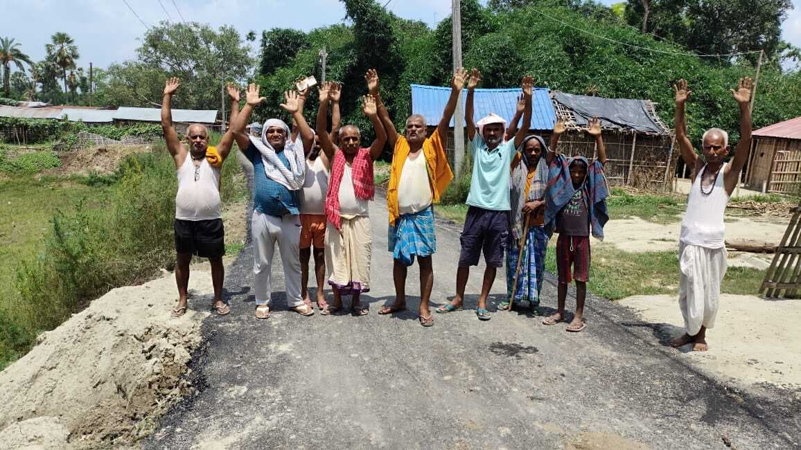 सुगमा में एक माह के अंदर ही सड़क की स्थिति दयनीय, ग्रामीणों ने किया प्रदर्शन