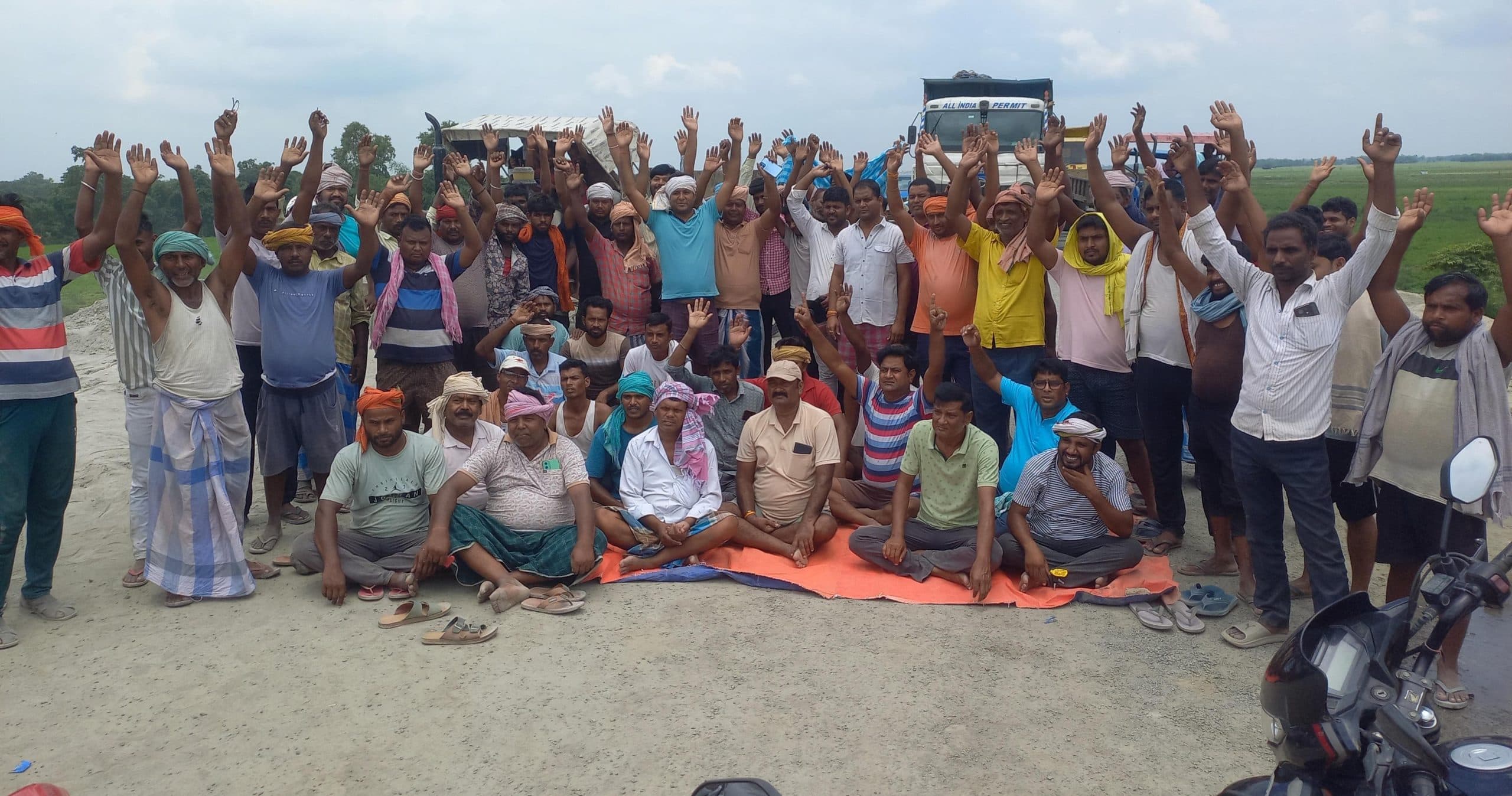 सडक पर उतरे ग्रामीण, हंसवर के समीप सर्विस रोड देने की मांग की