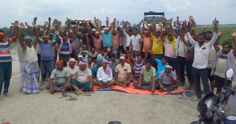 सडक पर उतरे ग्रामीण, हंसवर के समीप सर्विस रोड देने की मांग की