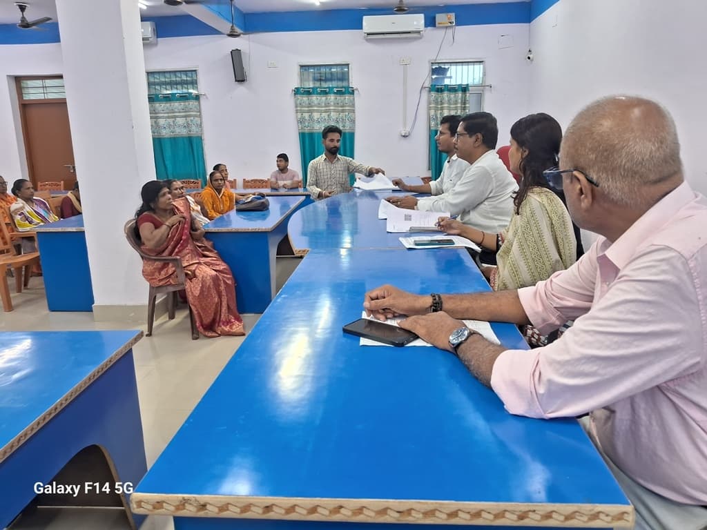 शंभुगंज में बीएलओ के बीच गणना प्रपत्र प्रारूप का वितरण