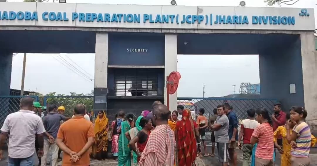 Dhanbad News : जामाडोबा वाशरी के निकट मजदूर के आवास की छत गिरी, महिला घायल, विरोध