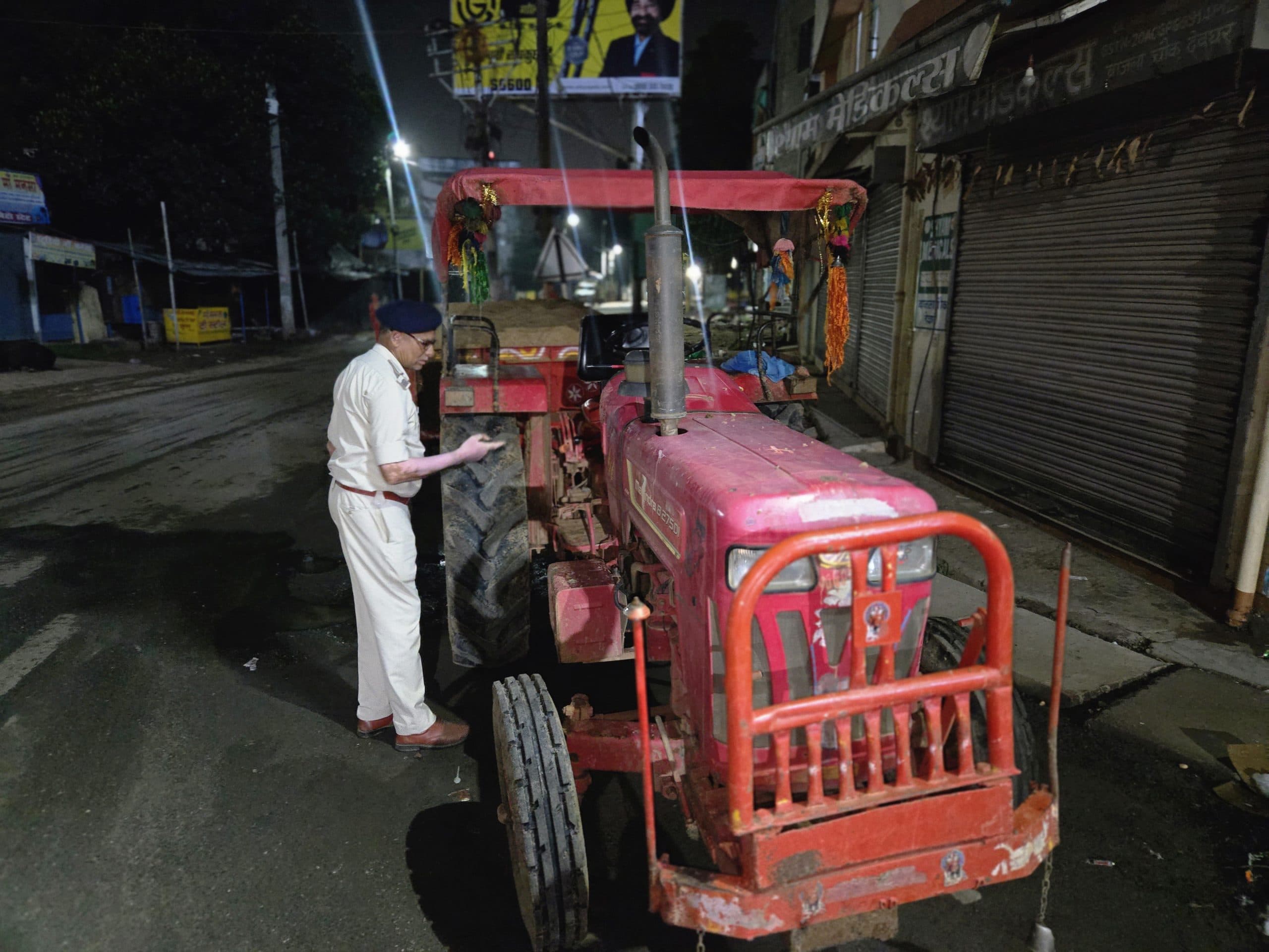 Deoghar News : अवैध बालू ढुलाई के खिलाफ छापेमारी, पांच ट्रैक्टर जब्त