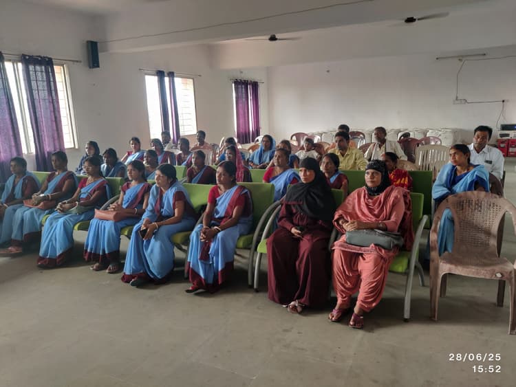 Dhanbad News : पूर्वी टुंडी प्रखंड सभागार में स्वच्छता को लेकर कार्यशाला