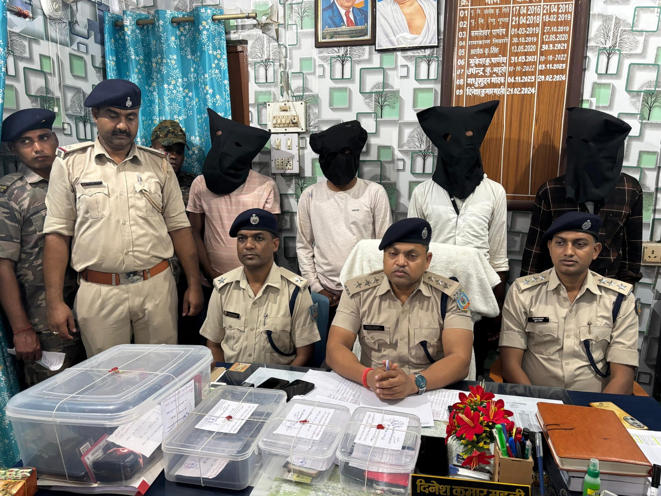 लीड : चार साइबर अपराधी धराये,  90 सिम व 15 एटीएम जब्त