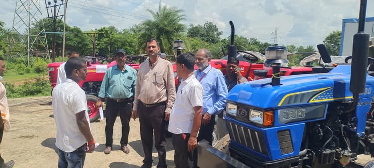 Deoghar News : प्रदर्शनी में किसानों को दी गयी कृषि यंत्र की जानकारी