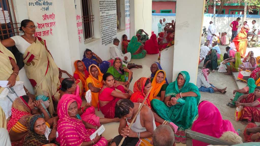 शंभुगंज में आरटीपीएस काउंटर के बाहर अव्यवस्था से पेंशनधारी परेशान