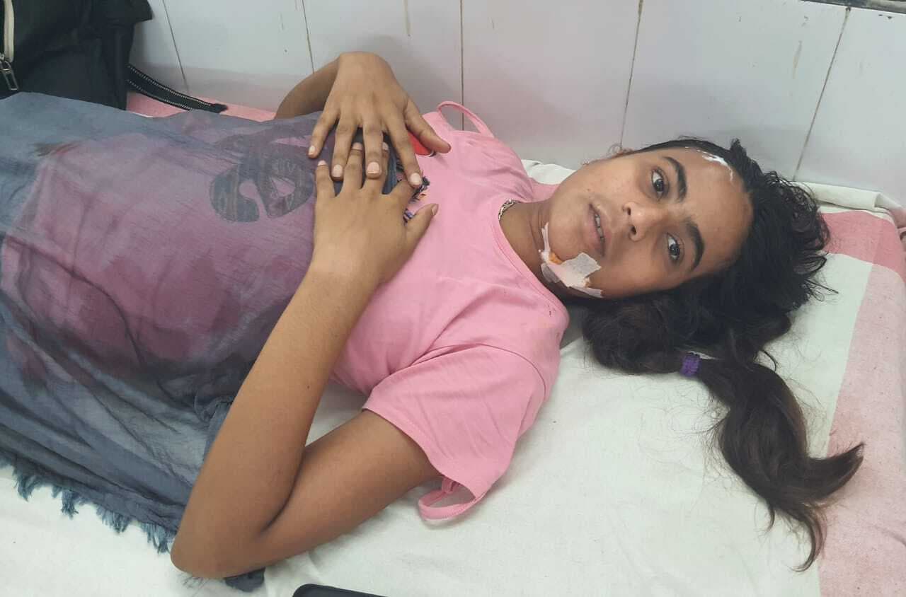 अनियंत्रित पिकअप वैन के धक्के से टोटो सवार तीन छात्राएं घायल