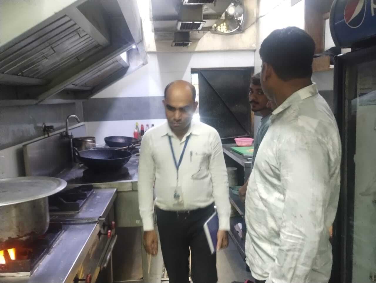 Jamshedpur news. फूड विभाग ने रेस्टोरेंट व दुकानों से लिया खाद्य का नमूना, जांच के लिए भेजा जायेगा रांची