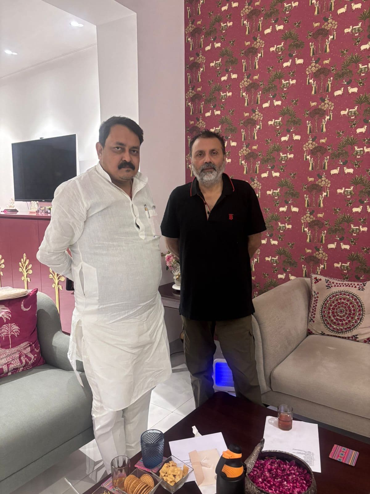 रेल की समस्याओं को लेकर गोड्डा सांसद से मिले भाजपा नेता