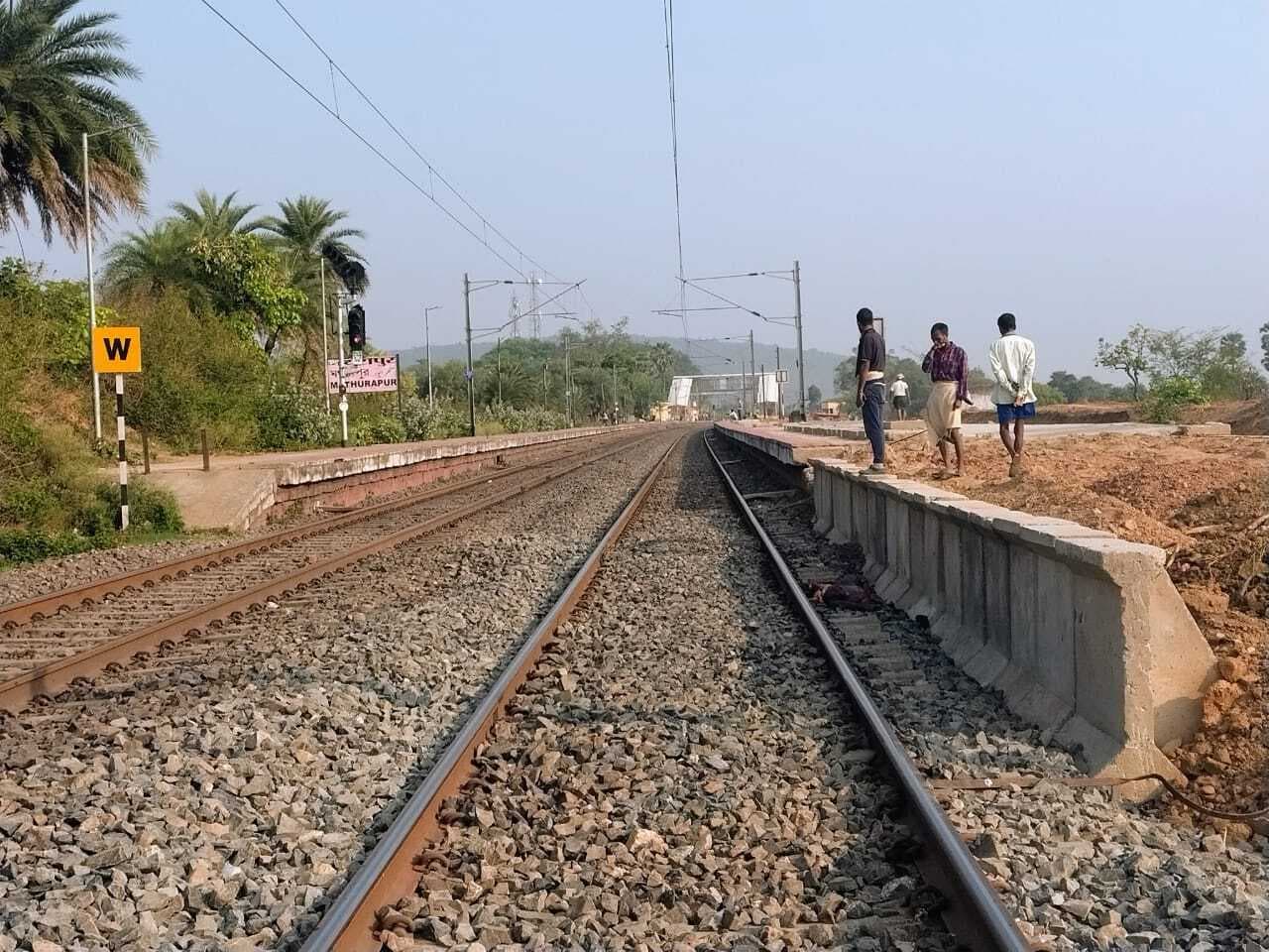 पूर्वा एक्सप्रेस से गिरकर हरियाणा के रेलयात्री की मौत