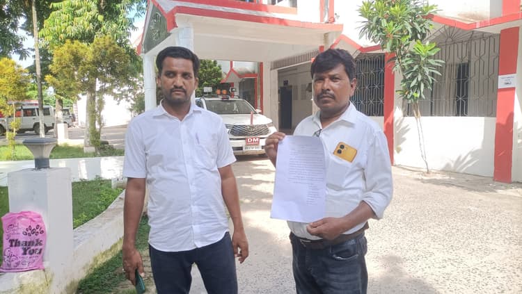 वार्ड सदस्य ने डीएम से की मुखिया की शिकायत