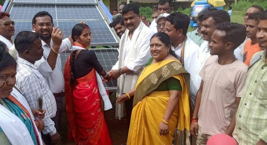 10 लाभुकों को सोलर चालित पंप दिया गया