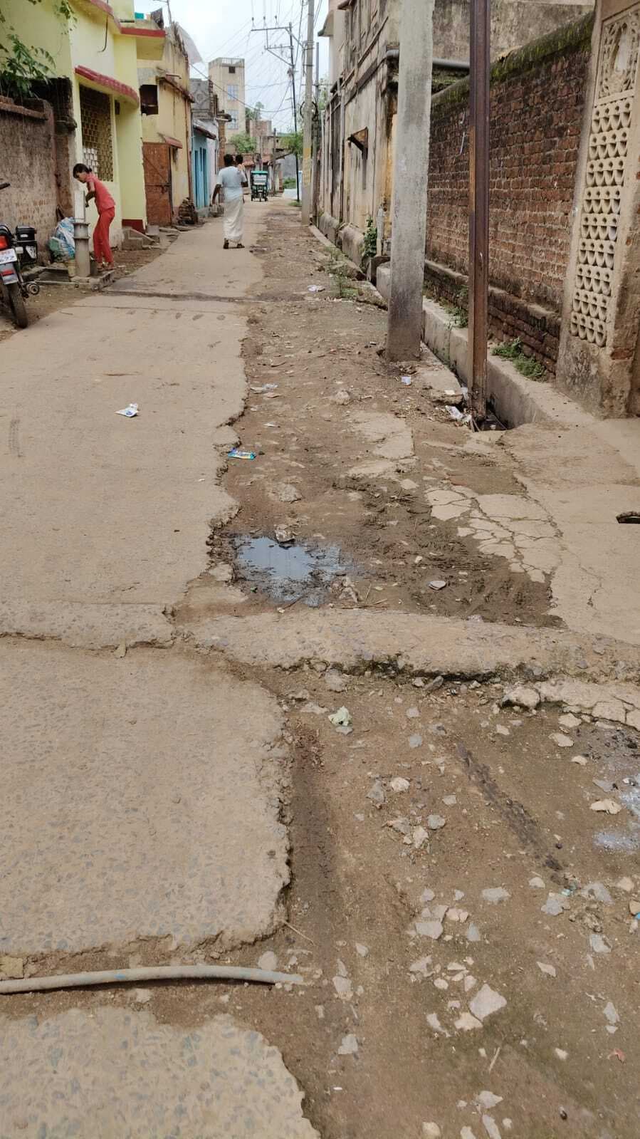 मरम्मत के अभाव में चांदमारी मोहल्ला की सड़क जर्जर