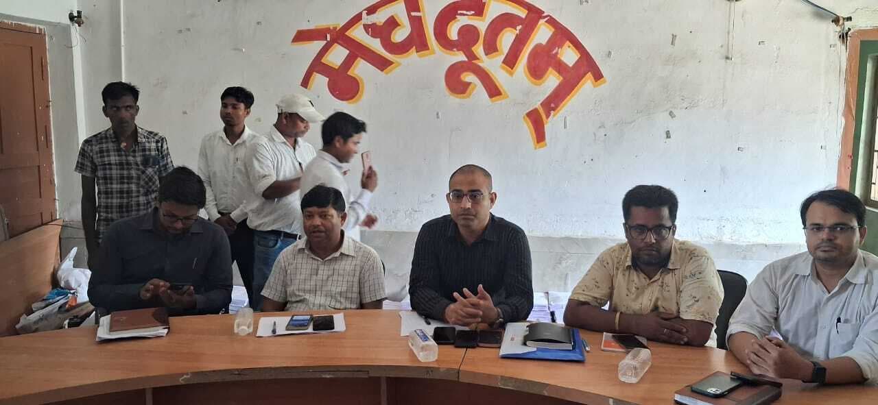 Madhubani News : विशेष गहन पुनरीक्षण के लिए एसडीएम की मौजूदगी में गणना पत्र का वितरण
