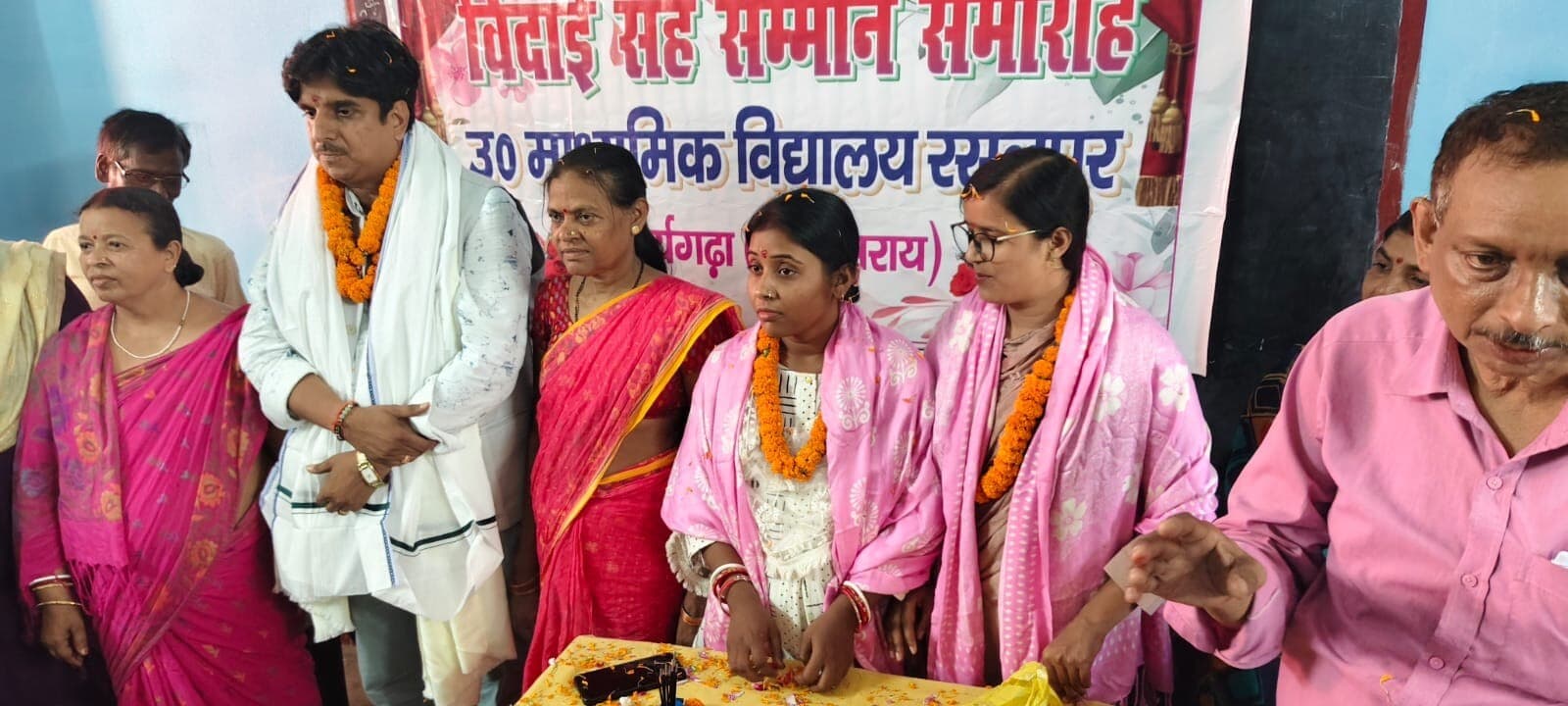 स्थानांतरण पर तीन शिक्षकों को स्कूल प्रबंधन ने दी विदाई