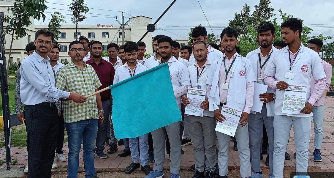 बी-फार्मा के विद्यार्थी व्यावसायिक प्रशिक्षण के लिए रवाना