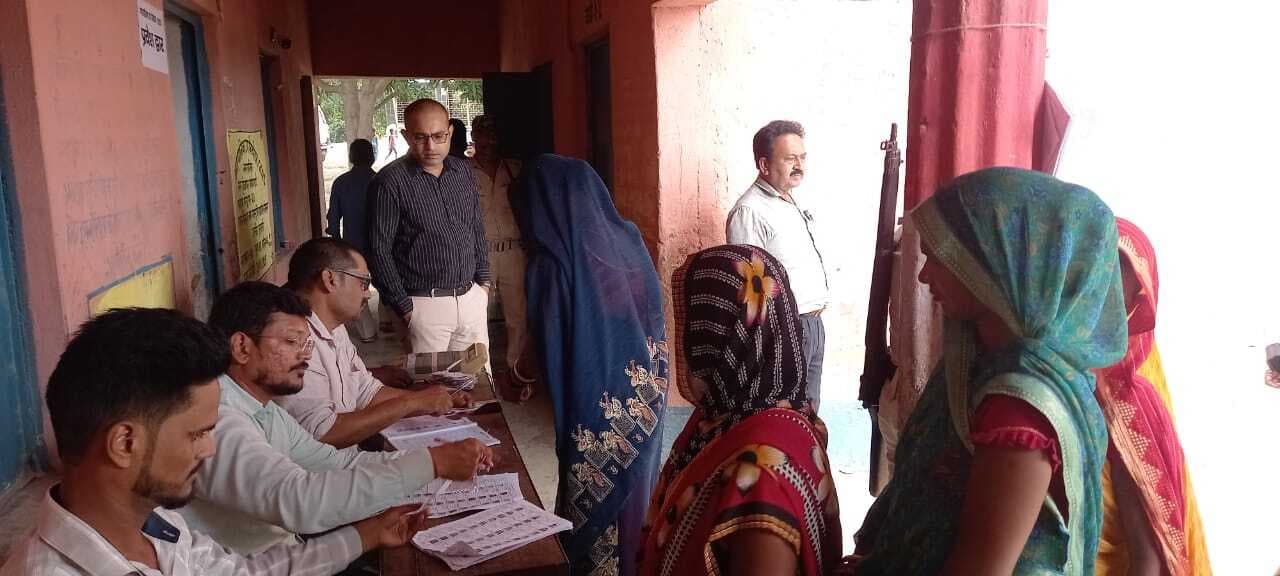 Madhubani News : मतदान केंद्र का एसडीएम व एसडीपीओ ने लिया जायजा
