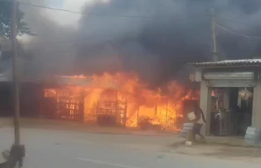 Darbhanga News: मसानखोन चौक पर नाश्ते की दुकान में लगी आग से सात दुकानें राख